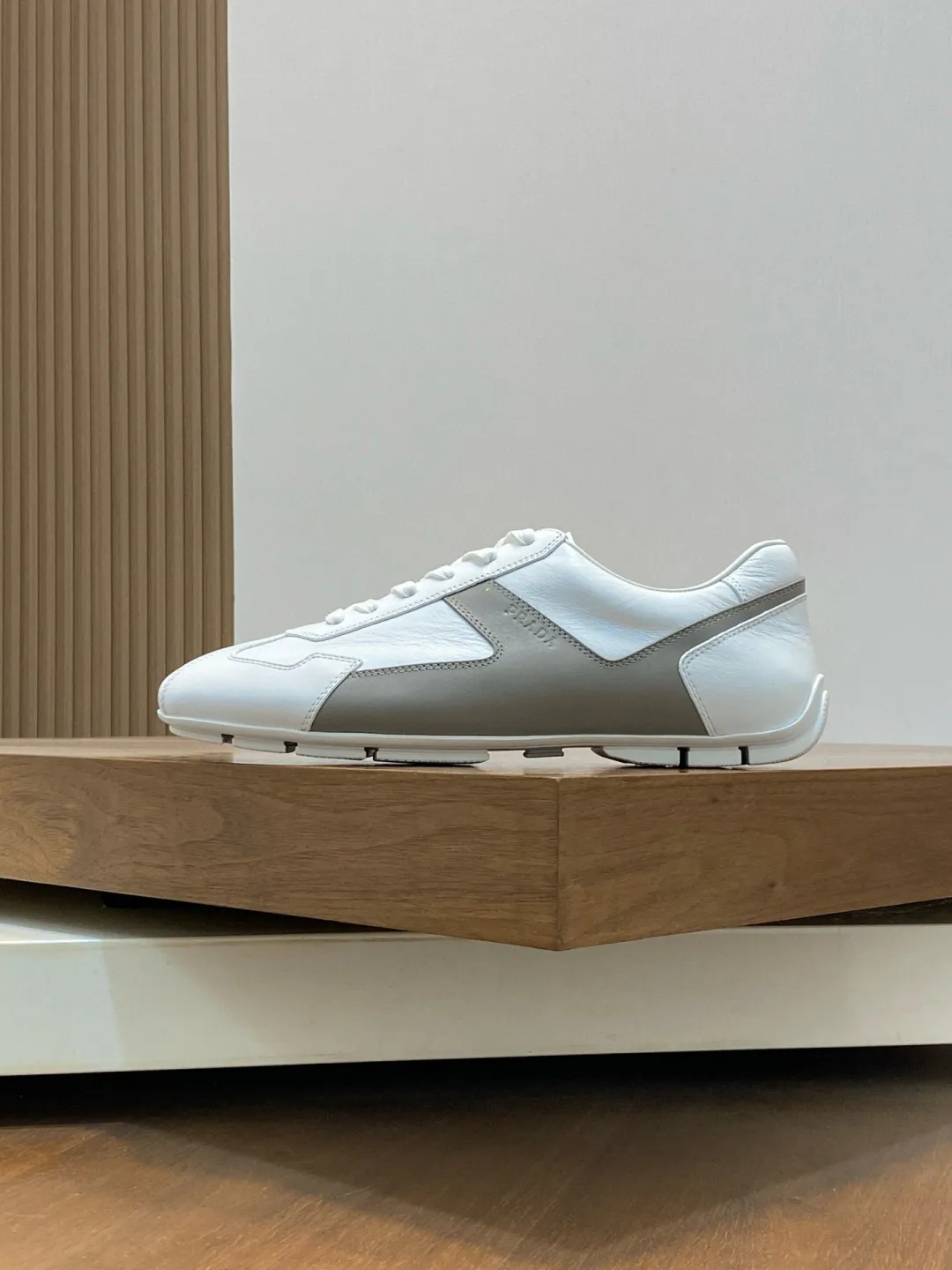 Men's Men's Shoes 💰800 Prada/Prada Men's Leather Casual Sports Shoes, a hot product made in Guangzhou! Made of imported calfskin splicing upper, three-dimensional geometric segmentation, precision manufacturing, uniform stitching, leather texture at a glance, multi-color splicing, fashionable and generous, soft, comfortable and breathable, decorated with PRADA letter logo on the outside, classic letter logo on the tongue, fabric strap on the heel, P family's classic sports shoe type, with fabric lining, silver logo cowhide foot pads, and P family's exclusive rubber outsole. The details are carefully crafted, making it a versatile item for travel! Comes with original box and dust bag! Multiple colors available! Size: 39-40-41-42-43-44 standard leather shoe size (38, 45 customized ¥)